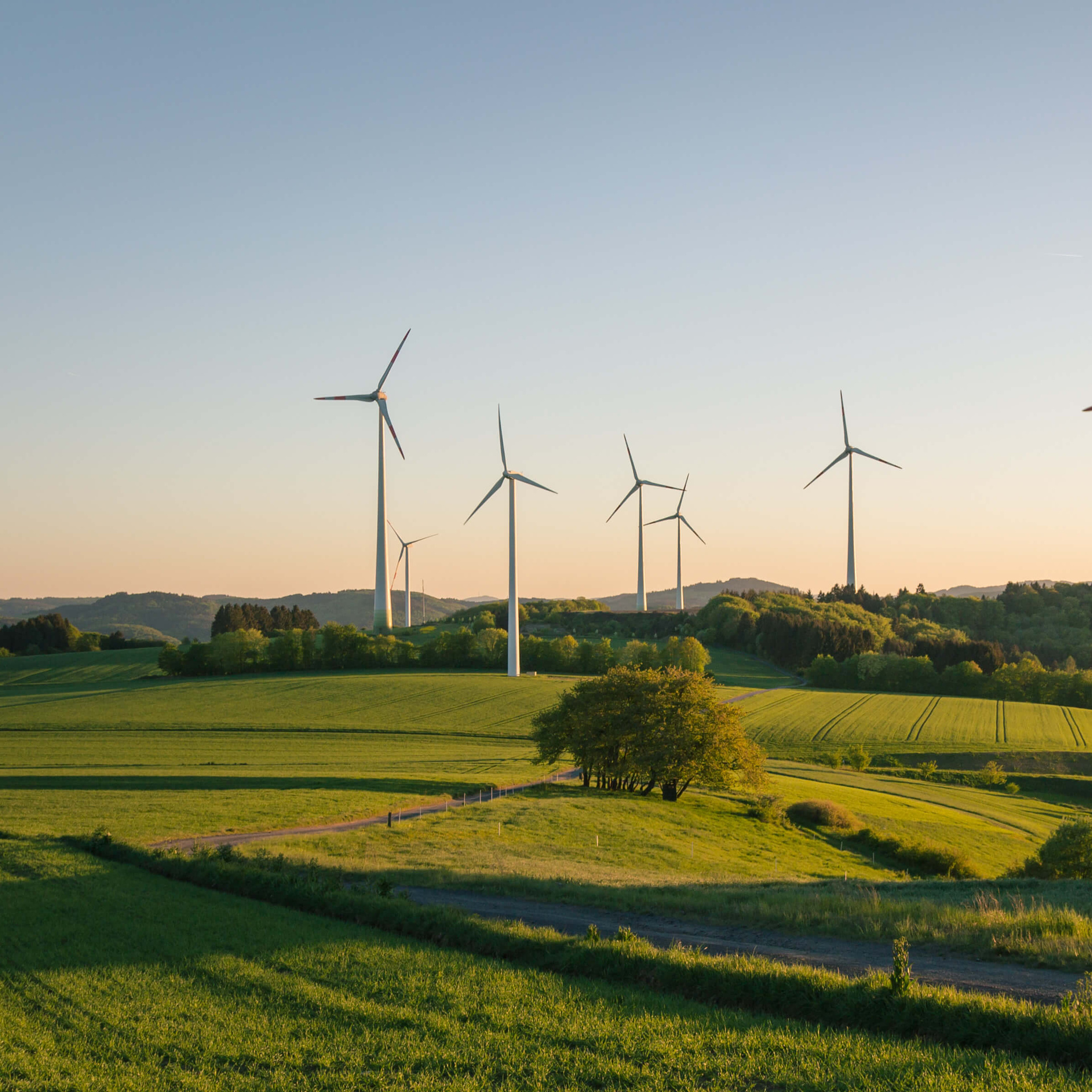 windkraftanlagen auf dem feld, erneuerbare energien, nachhaltigkeit, emissionen reduzieren, technologien
