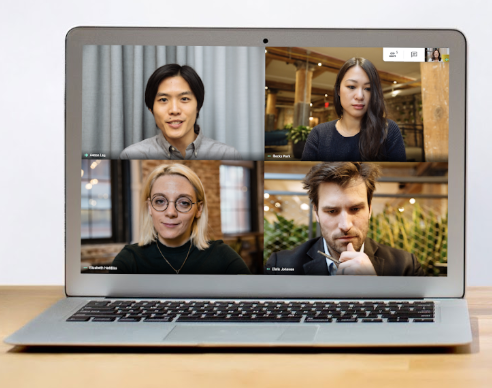 Google Meet bietet eine Ansicht in Kacheln, um alle Teilnehmer im Blick zu haben