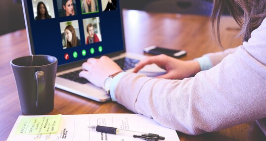 Frau am Laptop in einem Videocall