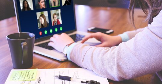 Frau am Laptop in einem Videocall