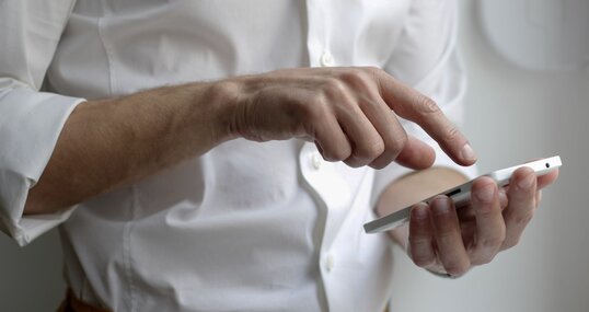 Mann mit Smartphone in der Hand