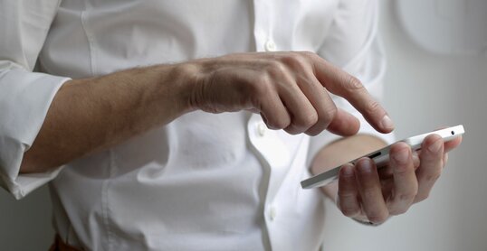 Mann mit Smartphone in der Hand