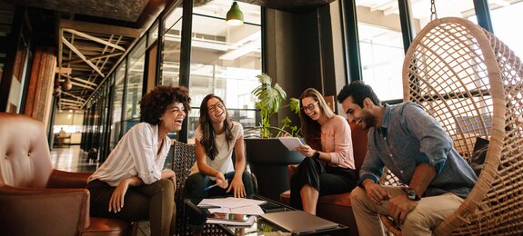 Ein Team arbeitet offline zusammen, indem sich die Mitglieder ungezwungen austauschen.