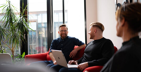 Mitarbeitende der novaCapta GmbH unterhalten sich im Büro am Standort Hannover