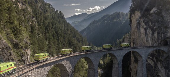LKW fahren über Brücke in den Alpen