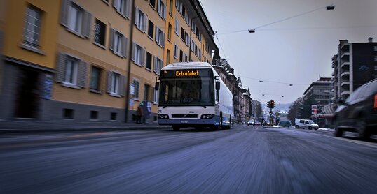 Bus fährt durch die Luzerner Innenstadt