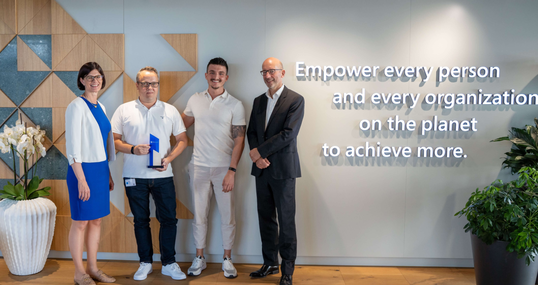 Mitarbeitende der novaCapta bei der Preisverleihung zum Schweizer Microsoft Partner of the Year mit Award 2022