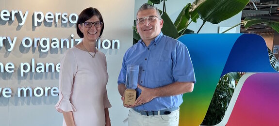 Gerardo Immordino, Geschäftsführer novaCapta Schweiz AG, nimmt den Microsoft Partner of the Year Award 2024 von Catrin Hinkel, CEO Microsoft Schweiz, entgegen.