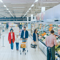 Familie beim einkaufen in einem Supermarkt