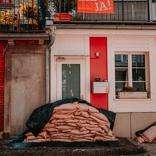 Haus mit Sandsäcken vor der Eingangstür